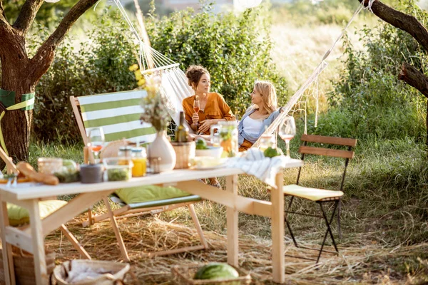 Kız arkadaşlar bahçede piknik yapıyorlar. — Stok fotoğraf