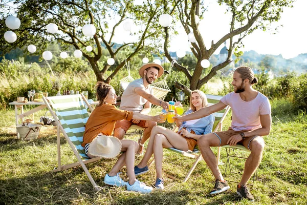 Vänner som festar i trädgården — Stockfoto