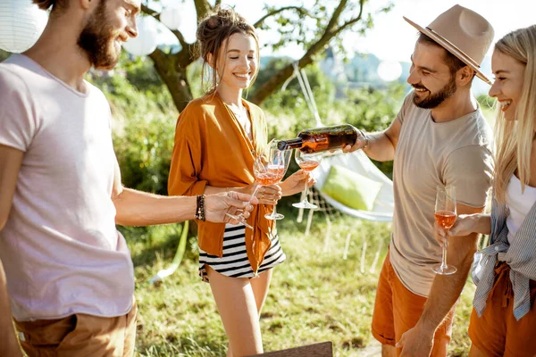 Vrienden feesten in de tuin — Stockfoto