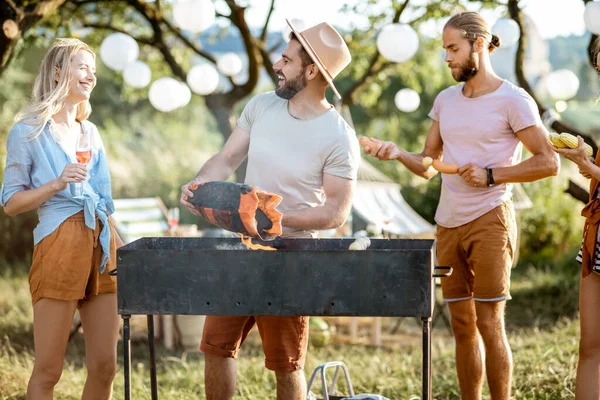 Friends having barbecue in the garden — Stock Photo, Image