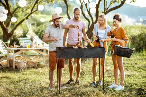 Vrienden barbecueën in de tuin — Stockfoto