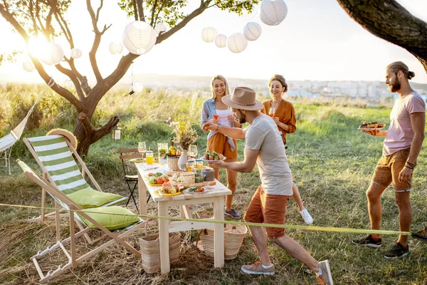 Friends on a picnic in the garden — Stock Photo, Image