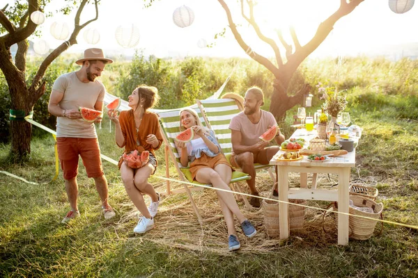 Amigos en un picnic en el jardín — Foto de Stock