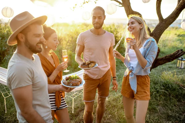 Vänner som har picknick i trädgården — Stockfoto