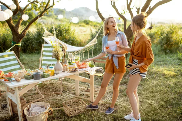 Kızlar bahçede piknik yapıyor. — Stok fotoğraf