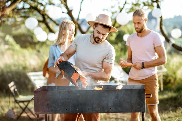 Vrienden barbecueën in de tuin — Stockfoto