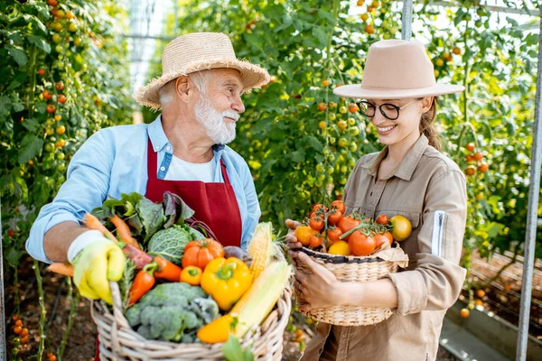 Abuelo y mujer joven con cosecha de verduras —  Fotos de Stock