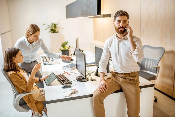 Businessman with colleagues at the office — Stock Photo, Image