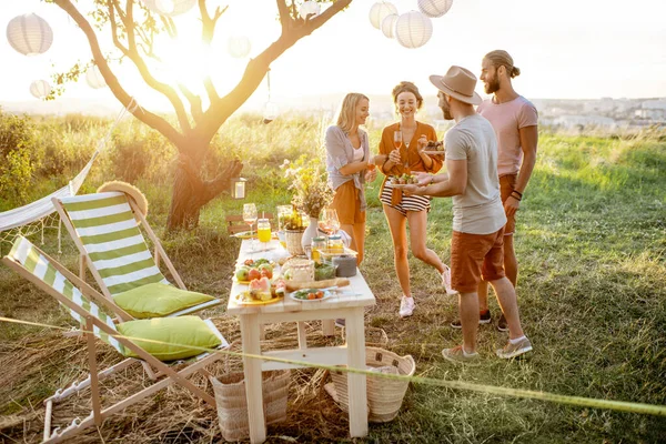 Barátok piknikeznek a kertben — Stock Fotó