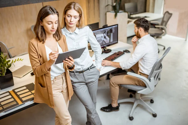 Kollegen mit kreativer digitaler Arbeit im Büro — Stockfoto