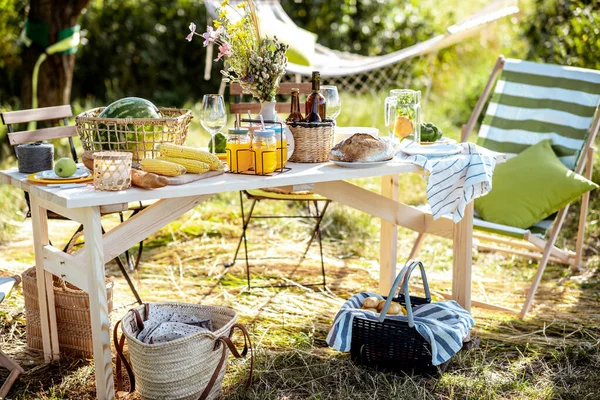 Schön dekorierter Mittagstisch im Garten — Stockfoto