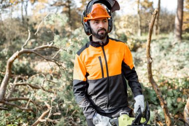 Ormandaki profesyonel keresteci.