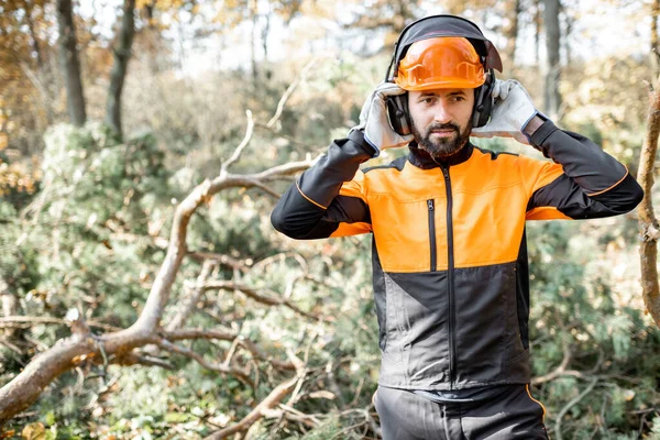 Professional lumberman in the forest — Stock Photo, Image