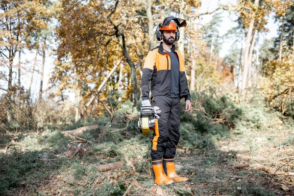 Professionell skogshuggare med motorsåg i skogen — Stockfoto
