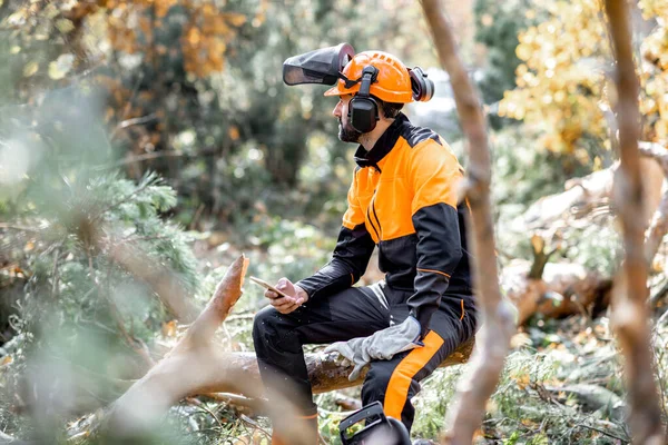 Professional lumberman resting in the forest — Stock Photo, Image