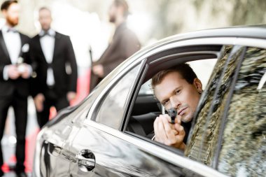 Aktör ödül törenine geliyor.