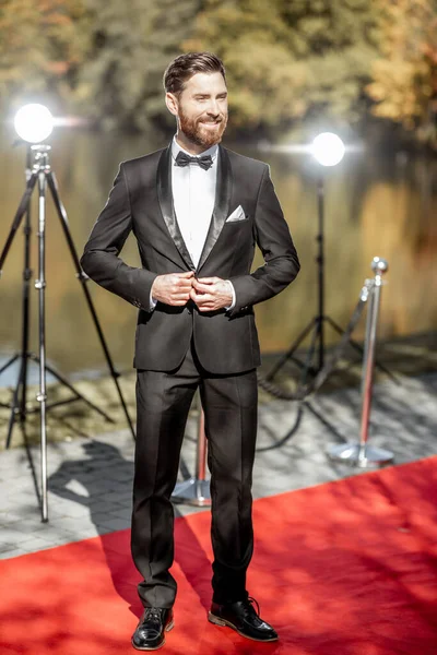 Homem de smoking no tapete vermelho — Fotografia de Stock