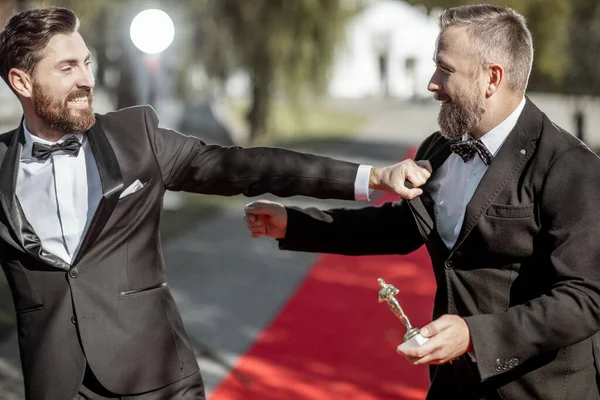 Atores de cinema no tapete vermelho ao ar livre — Fotografia de Stock