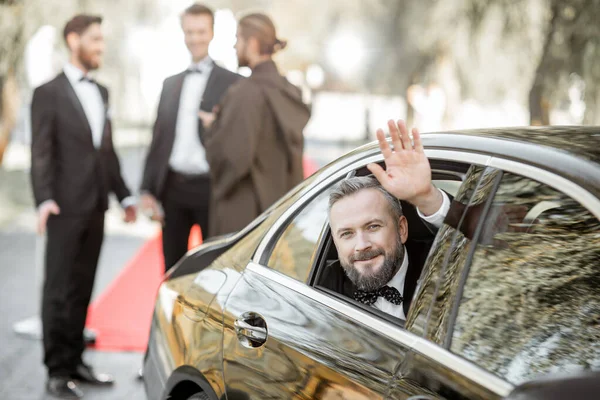 Actor arriving on the awards ceremony — Stock Photo, Image