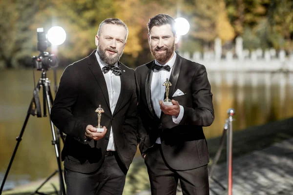 Actores de cine en la alfombra roja al aire libre —  Fotos de Stock