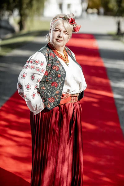 Γυναίκα σε ουκρανικό εθνικό φόρεμα στο κόκκινο χαλί — Φωτογραφία Αρχείου