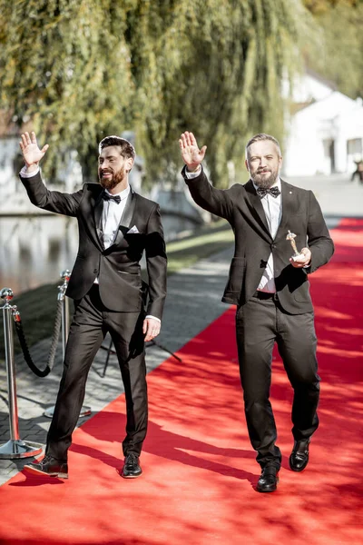 Actores de cine en la alfombra roja al aire libre —  Fotos de Stock