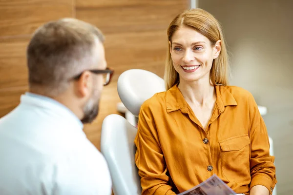 Volwassen patiënt met tandarts tijdens een medisch consult — Stockfoto
