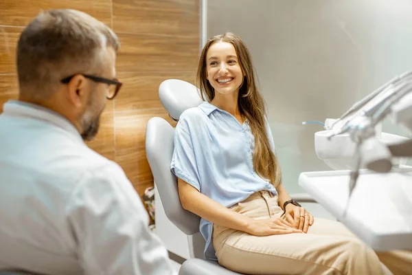 Paciente jovem com dentista tendo uma consulta médica — Fotografia de Stock