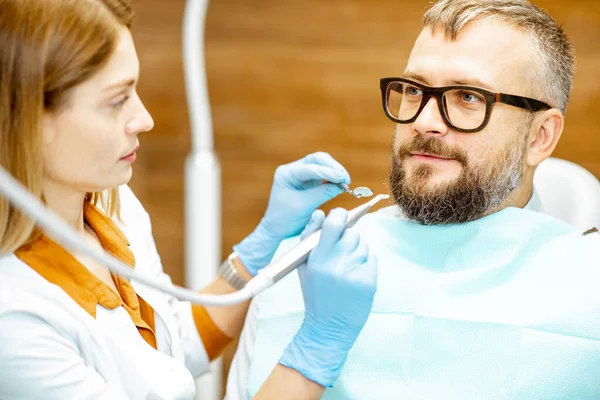 Paziente e dentista durante una visita medica — Foto Stock