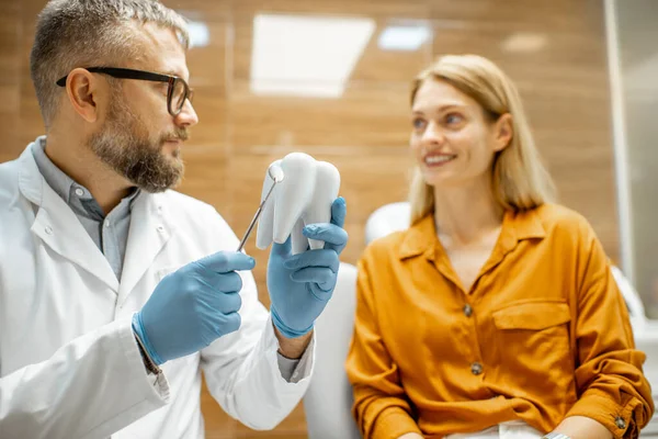 Dentista e paciente durign uma consulta no consultório odontológico — Fotografia de Stock