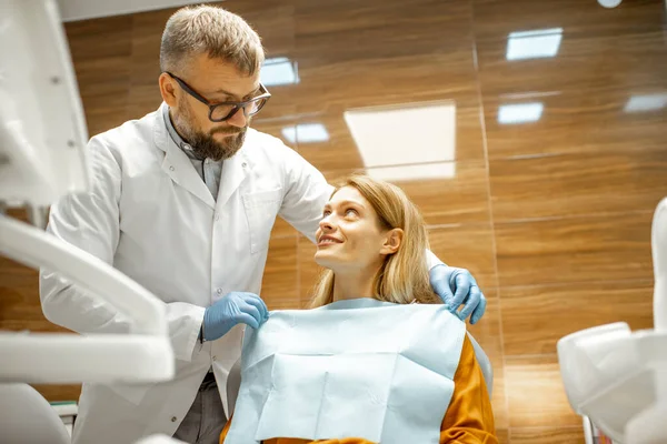 Dentista con paziente presso lo studio dentistico — Foto Stock