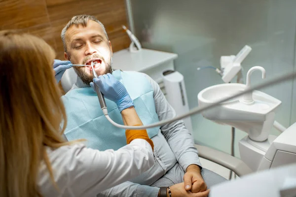 Mujer durante una inspección dental en el consultorio dental — Foto de Stock