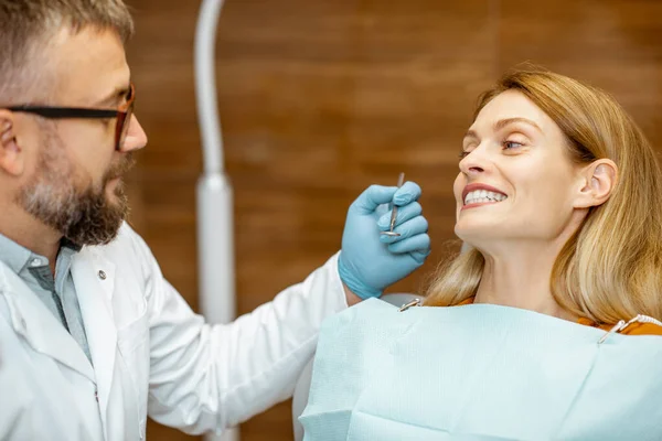 Жінка під час огляду зубів в стоматологічному кабінеті — стокове фото