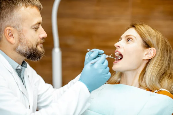 Kobieta podczas badania zębów w gabinecie stomatologicznym — Zdjęcie stockowe