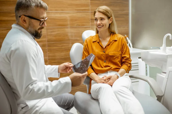 Paziente adulto con dentista durante una visita medica — Foto Stock