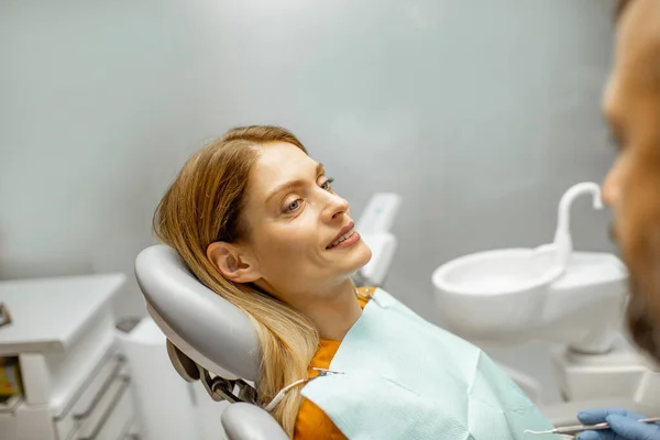 Donna allegra sulla sedia dentale — Foto Stock