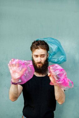 Plastik torbalı bir adamın kavramsal portresi.
