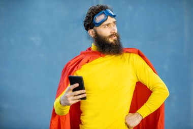 Mavi arka planda Süpermen portresi