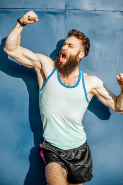 Yeşil arka planda eski moda bir sporcunun portresi