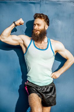 Yeşil arka planda eski moda bir sporcunun portresi