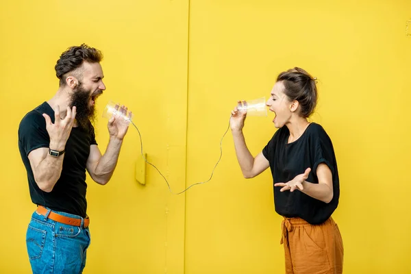 Homem e mulher conversando com telefone corda — Fotografia de Stock