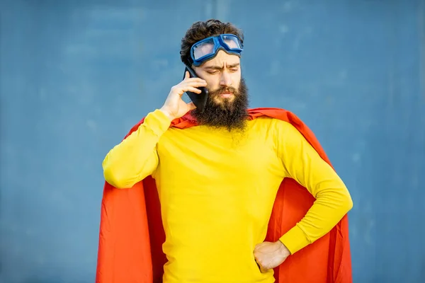 Retrato do Super-Homem no fundo azul — Fotografia de Stock