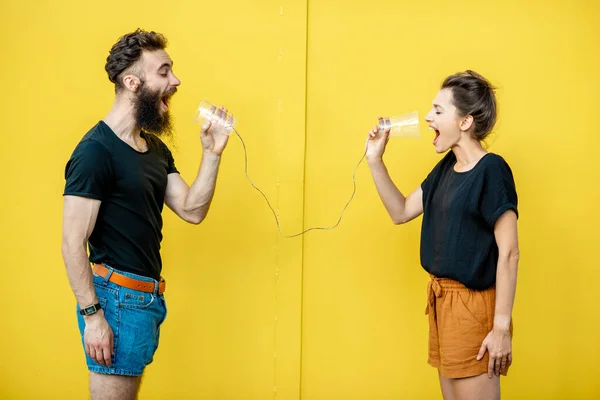 Kadın ve erkek telli telefonla konuşuyor. — Stok fotoğraf