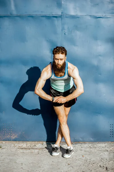 Portret van een ouderwetse atleet op de groene achtergrond — Stockfoto