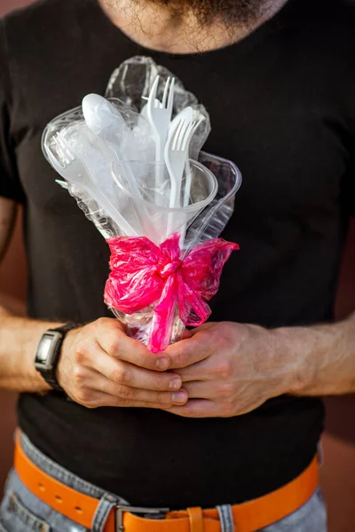 Muž držící kytici z plastového odpadu — Stock fotografie