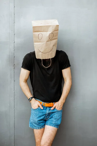 Uomo con sacchetto di carta in testa — Foto Stock