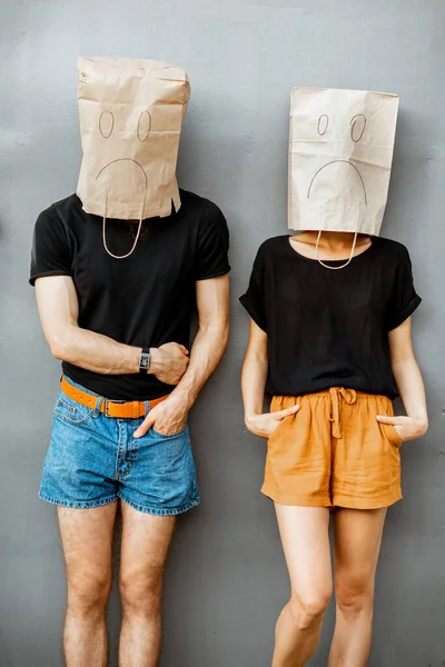Hombre y mujer con bolsas de papel en la cabeza — Foto de Stock