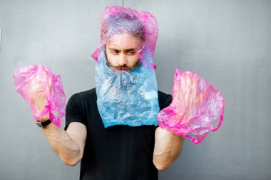 Plastik torbalı bir adamın kavramsal portresi.