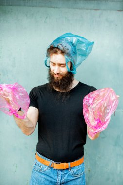 Plastik torbalı bir adamın kavramsal portresi.