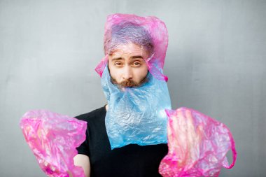 Plastik torbalı bir adamın kavramsal portresi.